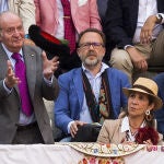 Don Juan Carlos en la Feria de San Isidro junto a su hija. Foto: Alberto R. Roldán