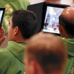 Seminaristas y novicios fotografían el encuentro