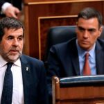 El diputado electo en prisión preventiva de JuntsxCat Jordi Sánchez durante la sesión constitutiva de las nuevas Cortes Generales. Pedro Sánchez, al fondo