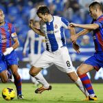 Stuani trata de avanzar entre Juanfran y David Navarro