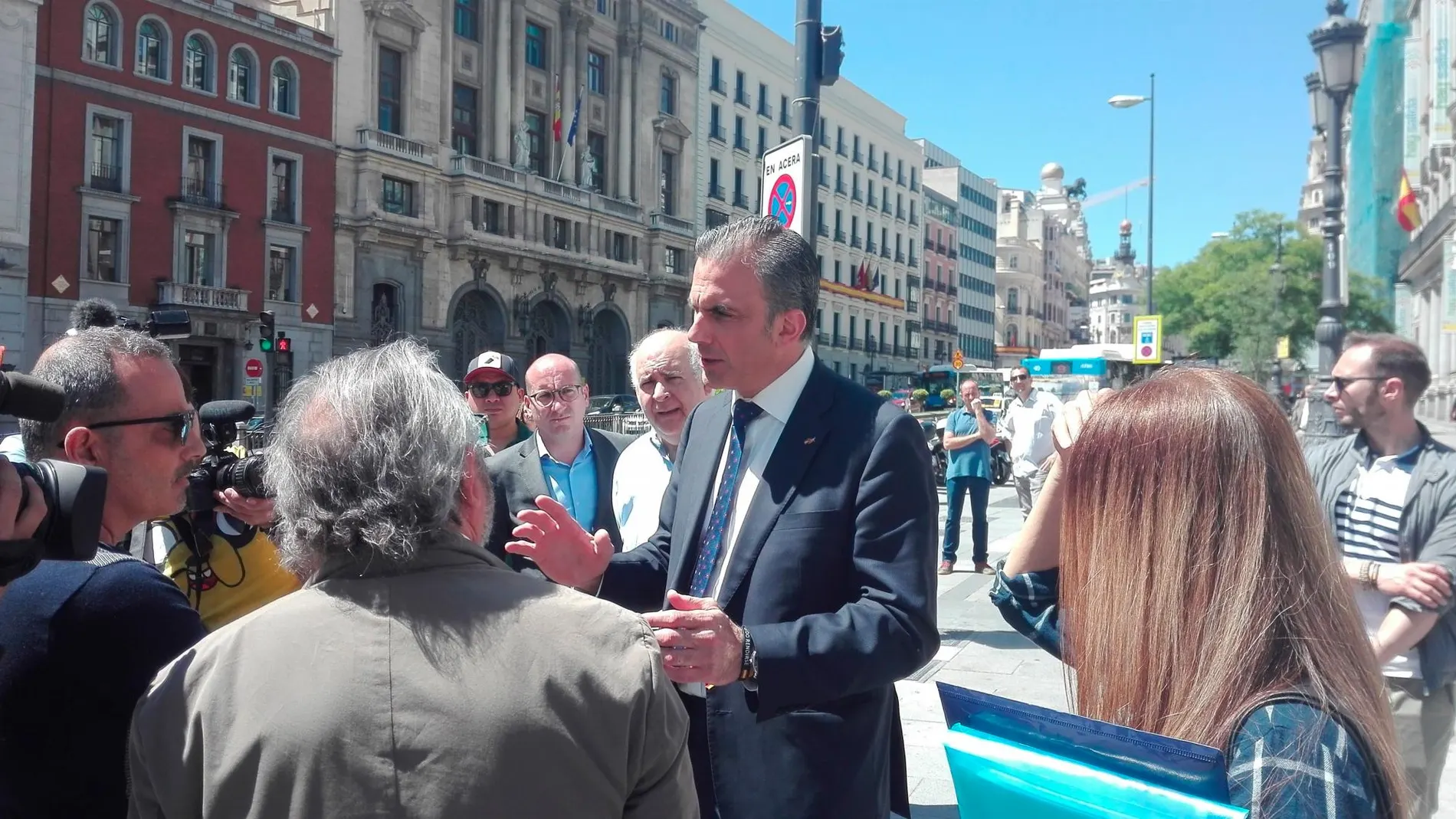 Ortega Smith durante un paseo por la Gran Vía de Madrid / Ep