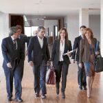 La consejera Silvia Clemente, se dirige a la Comisión de Hacienda de las Cortes, junto a su equipo y al vicepresidente de las Cortes, Fernando Rodríguez Porres, y el viceportavoz del PP, Juan José Sanz Vitorio