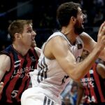 Mirotic lleva el balón ante el argentino Nocioni, del Laboral Kutxa