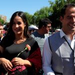 La candidata la alcaldía de Madrid Begoña Villacís (i), y el candidato a la presidencia de la Comunidad de Madrid Ángel Aguado, durante el recorrido que realizaron hoy por la Pradera de San Isidro