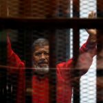 Mohamed Mursi mientras es juzgado por un tribunal