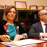 La consejera de Familia, Milagros Marcos, y el alcalde de Ávila, Miguel Ángel García Nieto, suscriben el convenio de colaboración