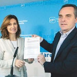 Sevilla 07-12-2012 El presidente del PP de Sevilla, Juan Bueno, y la parlamentaria autonómica del PP por Sevilla Alicia Martinez ofrecen una rueda de prensa para presentar las enmiendas que el PP de Sevilla ha presentado a los presupuestos de la Junta de Andalucía de 2013 para la ciudad de Sevilla. Foto: Manuel Olmedo