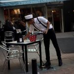 Un camarero en un bar de Madrid