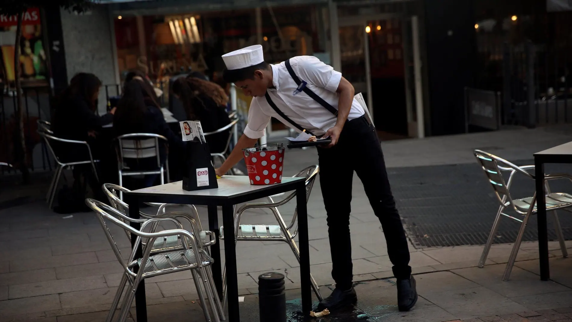Un camarero en un bar de Madrid