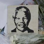 Un retrato del expresidente sudafricano Nelsom Mandela decora un acceso al hospital en el que permanece ingresado, en Pretoria