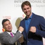 El golpe: Pau Gasol llegó, vio y conquistó Buenos Aires. Demostró su carisma en la rueda de prensa y tuvo tiempo de posar con Maravilla Martínez, el boxeador argentino, residente en Madrid, que apoya la candidatura