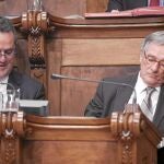 El alcalde de Barcelona junto con el concejal Joaquim Forn en un pleno municipal