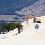 Una excavadora en Valdevaqueros