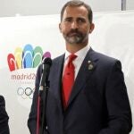El príncipe Felipe acompañado por la princesa Letizia y el presidente del COE Alejandro Blanco