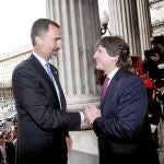 Don Felipe fue recibido por el vicepresidente argentino, Amado Boudou