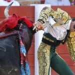 Padilla trata de zafarse del pitón derecho del segundo, que lo prendió del pecho en dramáticos segundos
