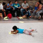 Un grupo de inmigrantes en el centro de McAllen, donde murió un menor guatemalteco/Reuters