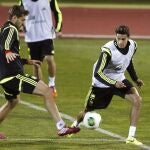 Fernando Llorente (i) y Marc Bartra (d) durante el entrenamiento de ayer por la tarde en la Ciudad del Fútbol de Las Rozas