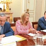 Pilar del Olmo, Emilio Gutiérrez y José A. Manzano, ayer, en el Ministerio de Hacienda
