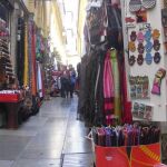 El SIA, Símbolo Internacional de Accesibilidad, en La Alcaicería de Granada, usado para atraer clientes. Foto: Miguel Pele