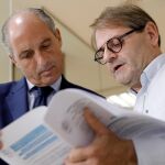 Francisco Camps repasa el auto con su abogado, Pablo Delgado, minutos antes de atender a los medios de comunicación en el despacho del letrado