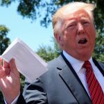 El presidente Donald Trump enseña la hoja con el pacto secreto alcanzado con México sobre migración/Reuters