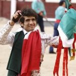 Joselito Adame pasea el trofeo en su última actuación en Las Ventas