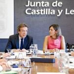 Los consejeros De Santiago-Juárez y Milagros Marcos, durante la reunión con los delegados territoriales