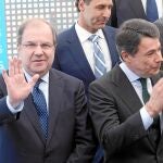Juan Vicente Herrera saluda sonriente junto a Ignacio González