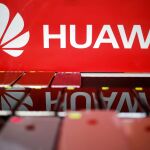 El logo de Huawei se refleja en unos móviles en una tienda de Singapur