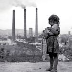 Esta «Gitanilla», tomada en Montjuic, Barcelona, en 1950, es una de las 150 fotografías de la muestra