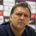 El argentino Gerardo 'Tata' Martino, durante la rueda de prensa que ha ofrecido hoy tras el entrenamiento del equipo azulgrana