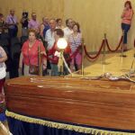 Seguidores de Manolo Escobar visitan la capilla ardiente con los restos mortales del cantante, instalada en el salón de plenos del Ayuntamiento de Benidorm, ciudad donde ha fallecido y residía desde hace muchos años.