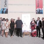 El elenco de «Aida» posa delante del Maestranza antes de la presentación