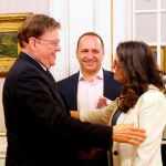 El presidente, Ximo Puig (PSPV-PSOE), saluda a la vicepresidenta del Consell, Mónica Oltra (Compromís), en presencia del candidato de Unides Podem-EU a la Presidencia de la Generalitat, Rubén Martínez Dalmau (c), al inicio de la reunión para planificar un nuevo acuerdo de gobierno para los próximos cuatro años.