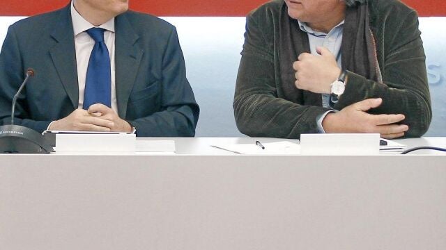 Navarro y su mano derecha, Antonio Balmón, durante una reunión de la ejecutiva de los socialistas catalanes