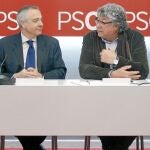 Navarro y su mano derecha, Antonio Balmón, durante una reunión de la ejecutiva de los socialistas catalanes
