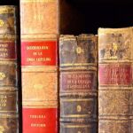 Fotografía de archivo de la solapa de las diferentes ediciones de los diccionarios de la RAE