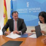 El conseller de Sanidad, Manuel Llombart, durante la firma del convenio con la presidenta de ALCE, Llanos Solves