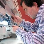 Una persona discapacitada trabaja en el sector de la producción