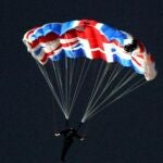 Mark Sutton, el paracaidista que dio vida al agente secreto James Bond en la ceremonia de inauguración de los Juegos Olímpicos de Londres