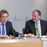 El consejero de Presidencia, José Antonio de Santiago-Juárez y el consejero de Fomento, Antonio Silván