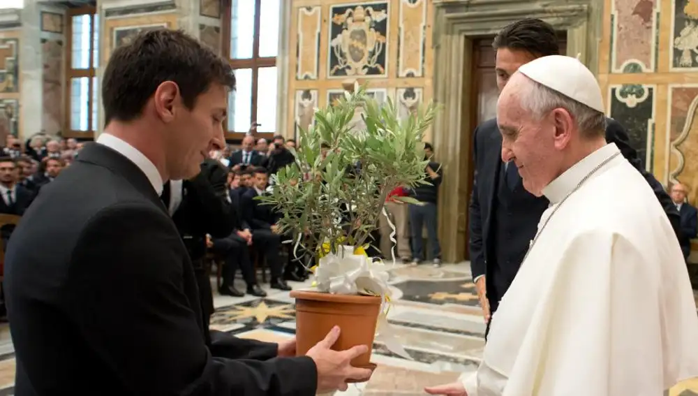 Leo Messi entrega el Papa una maceta con un olivo durante la audiencia