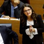 El presidente de la Generalitat, Ximo Puig, junto a la vicepresidenta Mónica Oltra, durante la sesión de control de ayer en Les Corts
