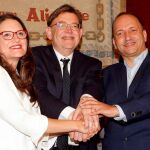 Mónica Oltra, Ximo Puig y Rubén Martínez Dalmau tras la firma del segundo acuerdo del Botànic, en el castillo de Santa Bárbara de Alicante