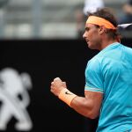 Nadal celebra un punto logrado ante Tsitsipas