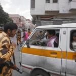 Un miembro de la Policía yemení vigila un puesto de control en Saná, la capital del país árabe