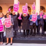 Los promotores de la idea posan con el logotipo de la campaña