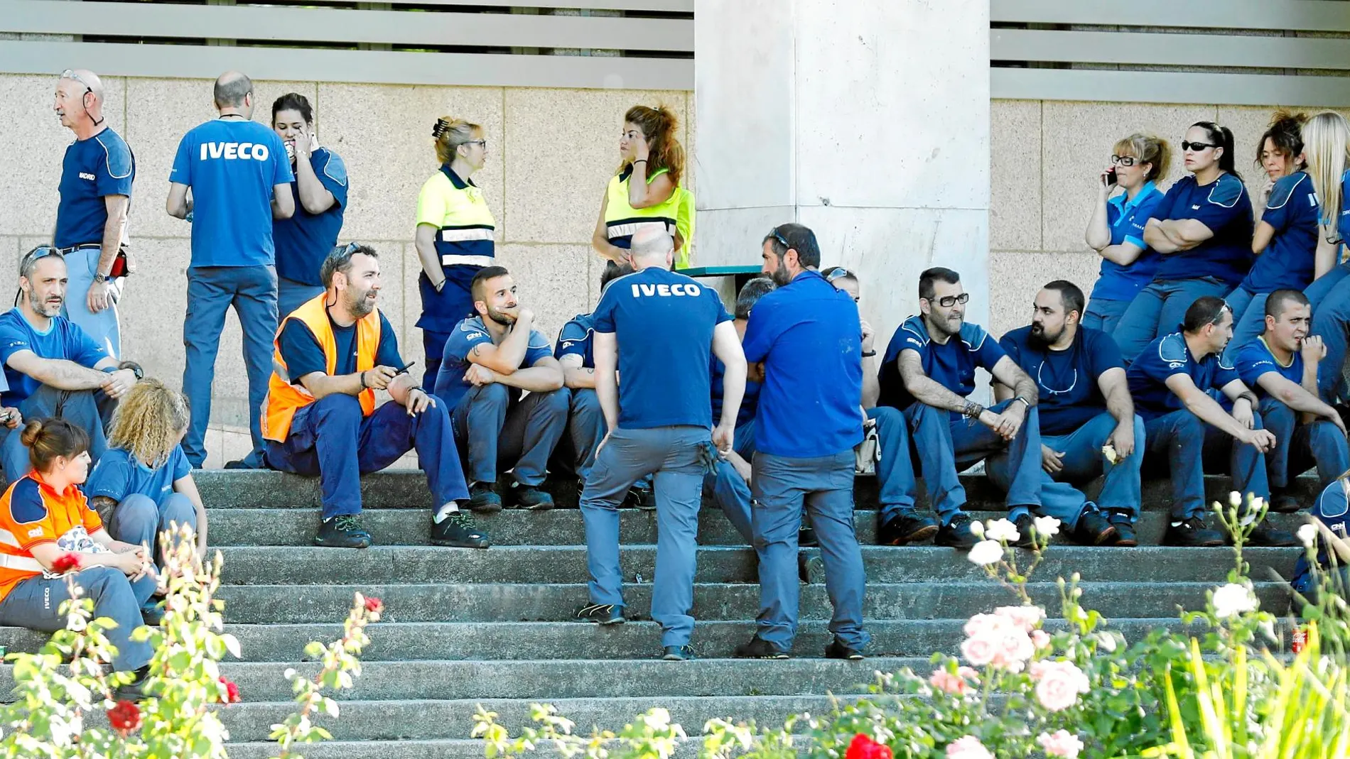 Los compañeros de Verónica de la fábrica de Iveco en San Fernando de Henares se concentran cada día a las 10:00 y a las 19:00 horas en señal de homenaje / Foto: Jesús G. Feria