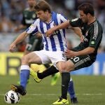 Higuaín pelea un balón con el centrocampista de la Real Sociedad Asier Illarramendi, durante el partido de la pasada trigésima séptima jornada de en Anoeta